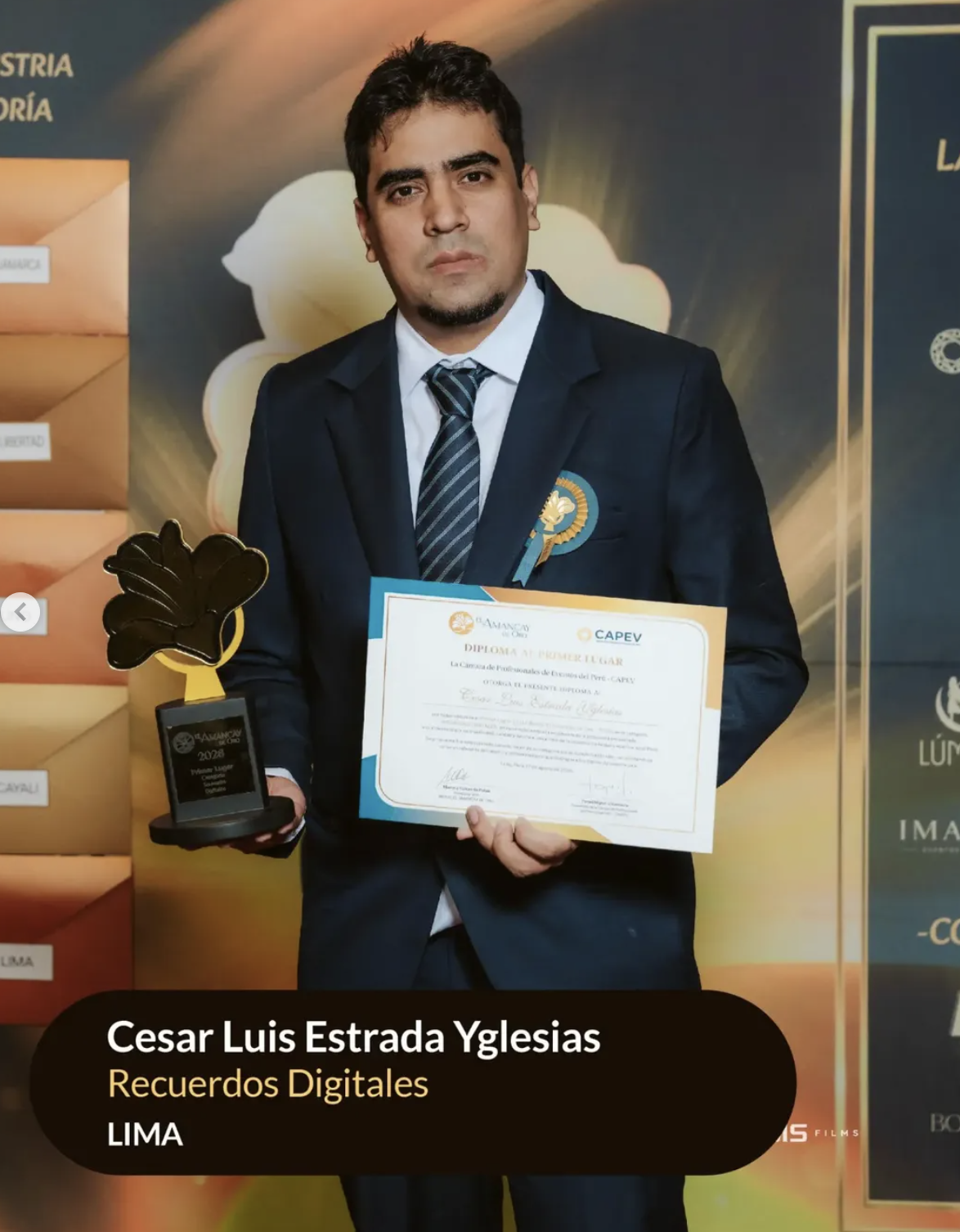 César Estrada con el Amancay de Oro
